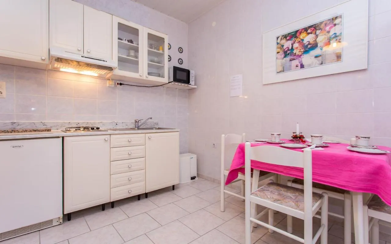 Apartments Nada シロ